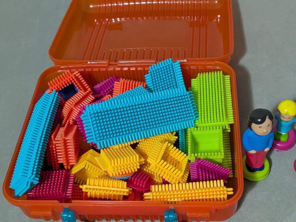 B. Toys Battat Bristle Blocks Set with Orange Case Figures Family and Dog Lot